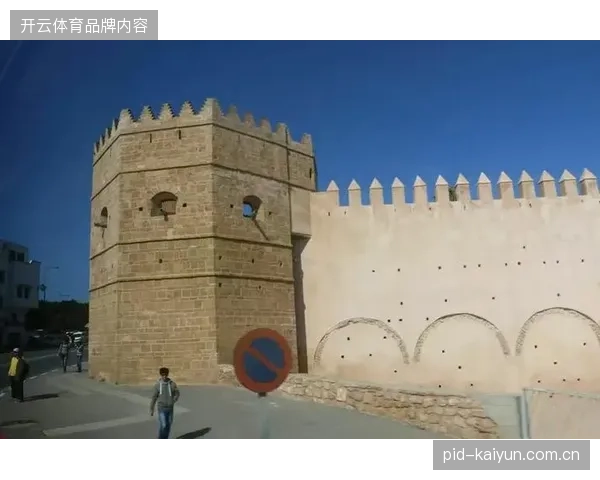 摩洛哥延续强硬防守反击风格，阿什拉夫在右路的往返能力支撑起全队攻防转换
